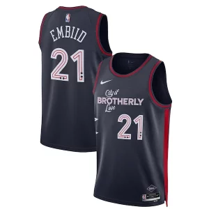 Eccezionale Joel Embiid Philadelphia 76ers Nike Unisex 2023/24 Swingman Jersey Navy City Edition